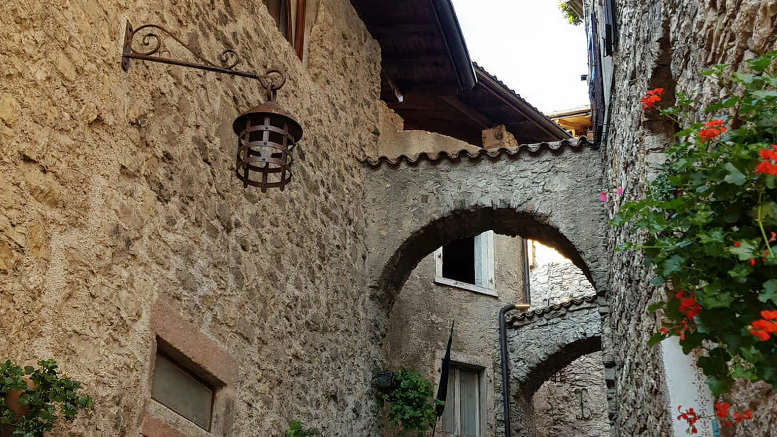 Arco e dintorni in coppia: borghi, spiagge e aperitivi vista lago