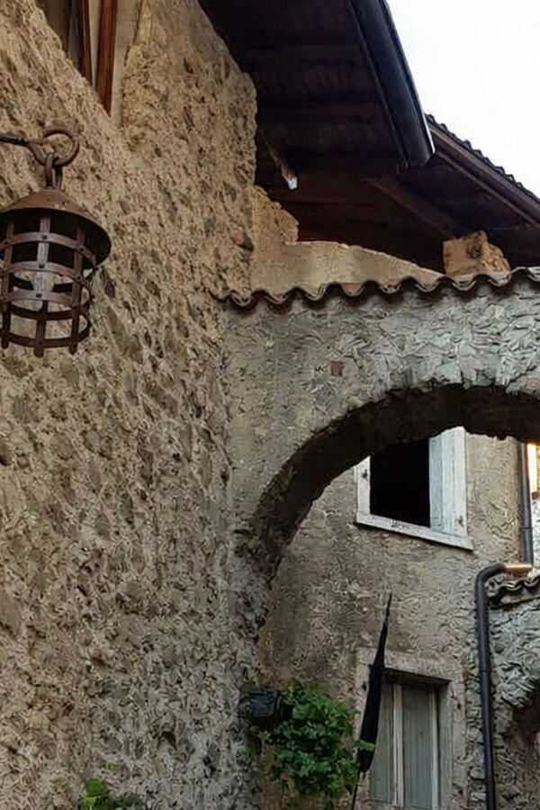 Arco e dintorni in coppia: borghi, spiagge e aperitivi vista lago